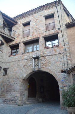 Alquezar Ortaçağ bölümünde için giriş kapısı. Manzara, doğa, Tarih, mimari. 28 Aralık 2014. Alquezar, Huesca, Aragon, İspanya