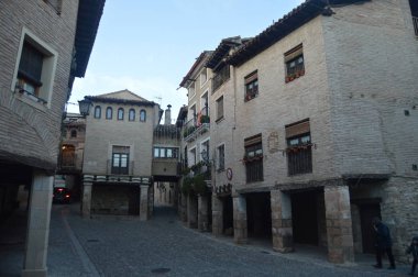 Rafael Ayerbe kare, güzel Soportals ve Quables Alquezar içinde kemerli. Manzara, doğa, Tarih, mimari. 28 Aralık 2014. Alquezar, Huesca, Aragon, İspanya