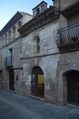 Ana cephe Alquezar ve kar yağışı Our Lady Hermitage. Manzara, doğa, Tarih, mimari. 28 Aralık 2014. Alquezar, Huesca, Aragon, İspanya