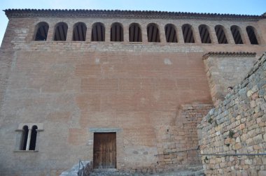 Alquezar Collegiate kalenin ana giriş cephe. Manzara, doğa, Tarih, mimari. 28 Aralık 2014. Alquezar, Huesca, Aragon, İspanya