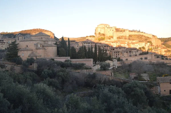 마리아의 대학생 그리고 Alquezar에서 교회의 건축입니다 2014 일입니다 Alquezar 아라곤 — 스톡 사진