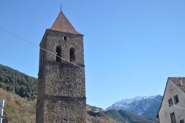 Çan kulesi, dar görüşlü kilise Our Lady La Asuncion Bielsa köyü. Manzara, doğa, Tarih, mimari dan Pyrenees. 29 Aralık 2014. Bielsa, Huesca, Aragon, İspanya