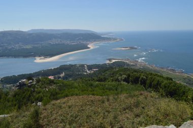 Minho nehir, orman evi ve Portekizce Köyü Caminha Santa Tecla Muhafız Castro dan kez izlendi. Mimari, Tarih, seyahat. 15 Ağustos 2014. La Guardia, Pontevedra, Galiçya, İspanya.