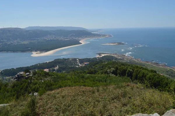 Minho nehir, orman evi ve Portekizce Köyü Caminha Santa Tecla Muhafız Castro dan kez izlendi. Mimari, Tarih, seyahat. 15 Ağustos 2014. La Guardia, Pontevedra, Galiçya, İspanya.