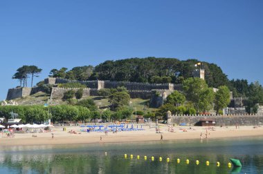 Marina Monterreal Castle arka planda Bayonne adlı ile. Doğa, mimari, Tarih, seyahat. 16 Ağustos 2014. Bayona, Pontevedra, Galiçya, İspanya.