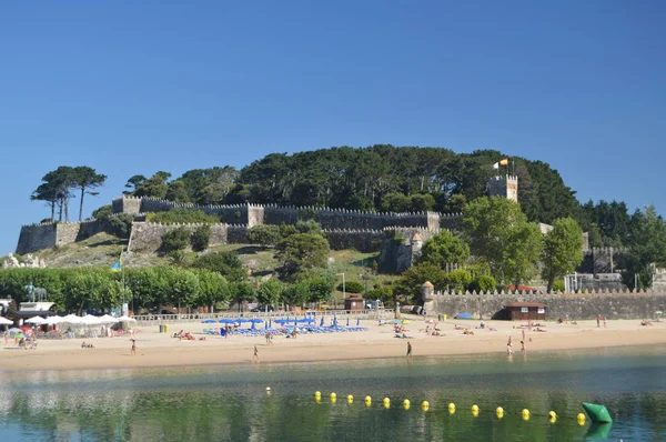 Marina Monterreal Castle arka planda Bayonne adlı ile. Doğa, mimari, Tarih, seyahat. 16 Ağustos 2014. Bayona, Pontevedra, Galiçya, İspanya.
