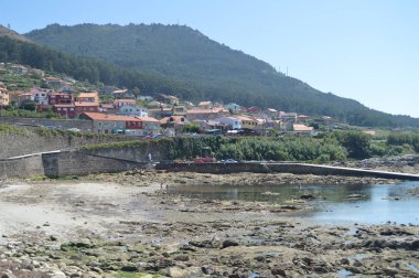 Manastır çevresindeki oya köyü manzarası. Doğa, mimari, tarih, seyahat. 16 Ağustos 2014. Oya, Pontevedra, Galicia, Ispanya.