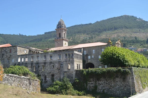 奥亚圣玛丽亚修道院的侧立面 在奥亚村的景色 2014年8月16日 Oya Pontevedra Galicia 西班牙 — 图库照片