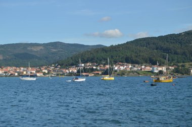Muros Köyü Haliç'inde Midye Yetiştiricileri ile Birlikte Demirli Tekneler. Doğa, Mimarlık, Tarih, Sokak Fotoğrafçılığı. 19 Ağustos 2014. Muros, Pontevedra, Galiçya, İspanya.