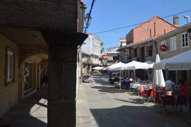 Duvarlar Ortaçağ Kasabasında X Yüzyılda Tarihli Gerçek Sokak Arcades. Doğa, Mimarlık, Tarih, Sokak Fotoğrafçılığı. 19 Ağustos 2014. Muros, Pontevedra, Galiçya, İspanya.