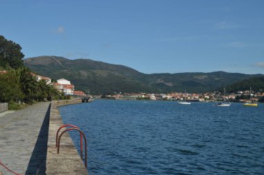 Muros Köyü Haliç'inde Midye Yetiştiricileri ile Birlikte Demirli Tekneler. Doğa, Mimarlık, Tarih, Sokak Fotoğrafçılığı. 19 Ağustos 2014. Muros, Pontevedra, Galiçya, İspanya.