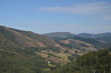 Rebedul'da Asturias ile Galiçya Dağları'nın Muhteşem Manzaraları. Doğa, Mimarlık, Tarih, Sokak Fotoğrafçılığı. 24 Ağustos 2014. Rebedul, Lugo, Galiçya, İspanya.