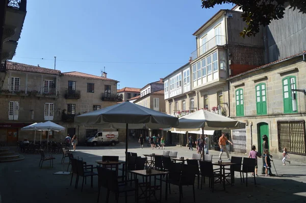 Pontevedra Merkezinde Valle Inclan Heykeli ile Pitoresk Mendez Nunez Meydanı. Doğa, Mimarlık, Tarih, Sokak Fotoğrafçılığı. 19 Ağustos 2014. Galiçya, İspanya.