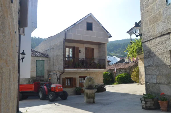 Tracteur Fontaine Pierre Côté Une Maison Pierre Dans Beau Village — Photo