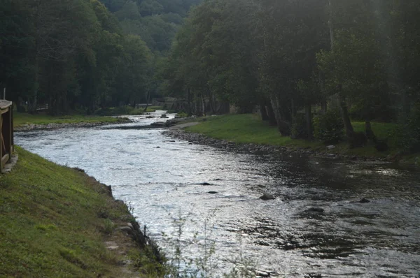 Suarna Nehri Gün Batımında Bir Navia De Suarna tarafından Onun Pass Üzerinde Calm. Doğa, Mimarlık, Tarih, Sokak Fotoğrafçılığı. 23 Ağustos 2014. Navia De Suarna, Lugo, Galiçya, İspanya.
