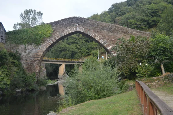 Ponte Estilo Medieval Maravilhosa Atravessando Rio Suarna Sua Passagem Por — Fotografia de Stock