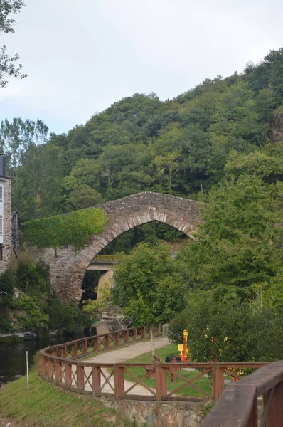 Prachtige Middeleeuwse Brug Rivier Suarna Langs Navia Suarna Natuur Architectuur — Stockfoto