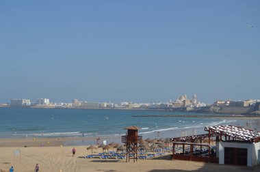 Santa Maria Del Mar. Plajı'ndan Cadiz'in Tarihi Merkezi'nin manzarası Doğa, Mimari, Tarih, Sokak Fotoğrafçılığı. 10 Temmuz 2014. Cadiz, İspanya.