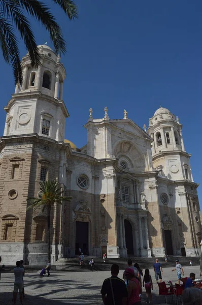 18世纪卡迪斯圣十字大教堂的外墙 街头摄影 2014 西班牙 卡迪斯 — 图库照片