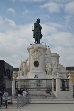 Plaza Del Comercio De Lisboa At Sırtında Jose I Heykeli. Doğa, Mimarlık, Tarih, Sokak Fotoğrafçılığı. 11 Nisan 2014. Lisbon, Portekiz.