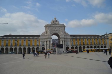 Lizbon Ticaret Meydanı'nda Ayakları altında bir tramvay ile Augusta Street Arch. Doğa, Mimarlık, Tarih, Sokak Fotoğrafçılığı. 11 Nisan 2014. Lisbon, Portekiz.