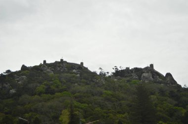 Mağribi Kalesi Duvarları, Sintra'da Denize Bakan Xii. Doğa, mimari, tarih, sokak fotoğrafçılığı. 13 Nisan 2014. Sintra, Lizbon, Portekiz.