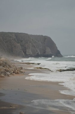 Colares 'daki büyük sahilde bulutlu bir günde harika bir uçurum. Doğa, mimari, tarih, sokak fotoğrafçılığı. 13 Nisan 2014. Colares, Sintra, Lizbon, Portekiz.