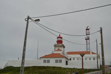 Sintra Cabo De La Roca de Uçurumda Muhteşem Deniz Feneri. Doğa, mimari, tarih. 13 Nisan 2014. Cabo De La Roca, Sintra, Lizbon, Portekiz.
