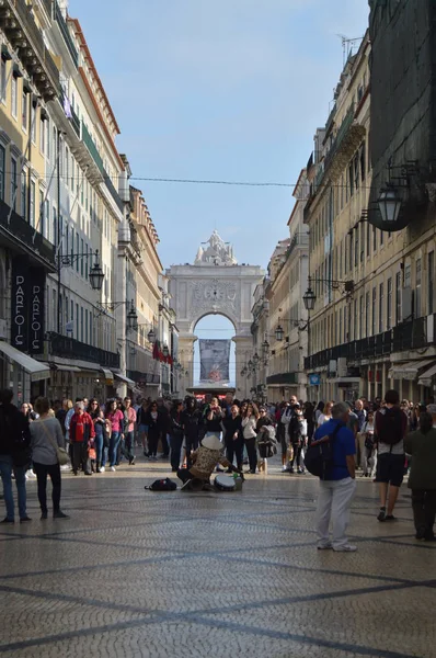 奥古斯塔街与拱门的背景与后街音乐家在里斯本 街头摄影 2014 里斯本 葡萄牙 — 图库照片