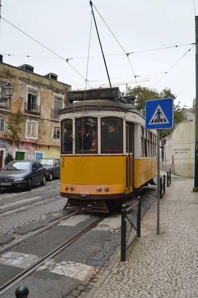 Maravilhoso Velho Eléctrico Amarelo Circulando Pelas Ruas Lisboa Natureza Arquitetura — Fotografia de Stock