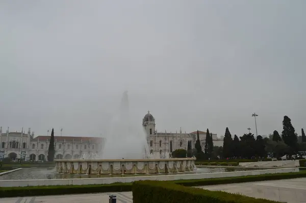 喷泉在帝国广场与耶罗尼莫斯修道院的贝伦在他在里斯本的背上 街头摄影 2014 里斯本 葡萄牙 — 图库照片