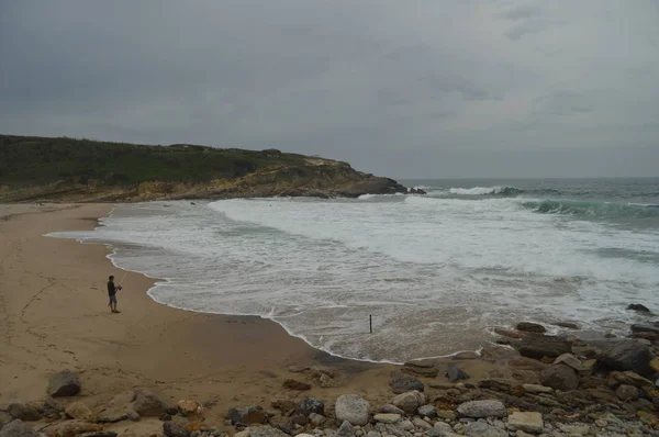 Persona Che Pesca Giorno Nuvoloso Sulla Grande Spiaggia Colares Natura — Foto Stock