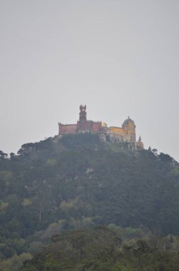 Bulutlu bir günde, Pena Sarayı 'nın uçurumun tepesindeki manzarası çok güzel. Doğa, mimari, tarih. 14 Nisan 2014. Colares, Sintra, Lizbon, Portekiz.