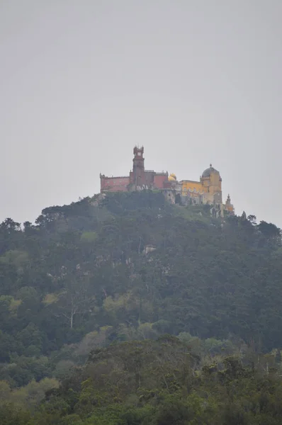 Maravillosas Vistas Del Palacio Peña Cima Acantilado Día Nublado Colares —  Fotos de Stock