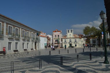 Cascais Plaj Yakınındaki Merkezde Don Pedro I Heykeli ile 5 Ekim Güzel Meydanı. Sokak, Doğa, mimari, tarih fotoğrafı. 15 Nisan 2014. Cascais, Lisbon, Portekiz.