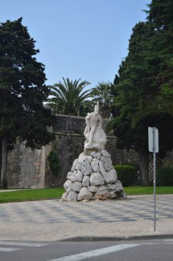 Cascais'te 1707 ve 1809'da Piyade Alayı'na adanmış güzel heykel. Sokak, Doğa, mimari, tarih fotoğrafı. 15 Nisan 2014. Cascais, Lisbon, Portekiz.