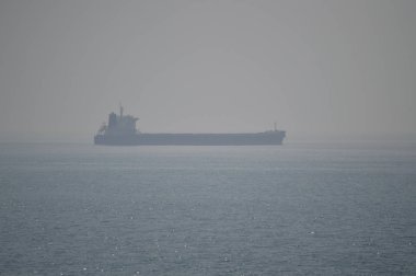 Tanker Cascais Plaj Yakınında Moored. Sokak, Doğa, mimari, tarih fotoğrafı. 15 Nisan 2014. Cascais, Lisbon, Portekiz.