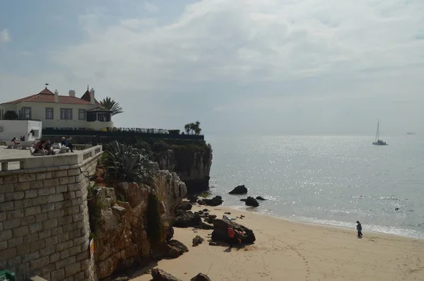卡斯卡伊斯悬崖运动船和海滩的优越景色 街道照片 2014 卡斯卡伊斯 里斯本 葡萄牙 — 图库照片