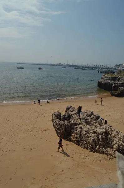除了卡斯卡伊斯海岸日出海滩外 还享有钓鱼和运动港口的美景 街道照片 2014 卡斯卡伊斯 里斯本 葡萄牙 — 图库照片