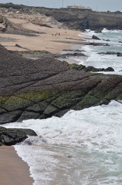 Volkanik Kayalar Cascais Cresmina Güzel Plajı. Sokak, Doğa, mimari, tarih, Jeoloji Fotoğrafı. 15 Nisan 2014. Cascais, Lisbon, Portekiz.