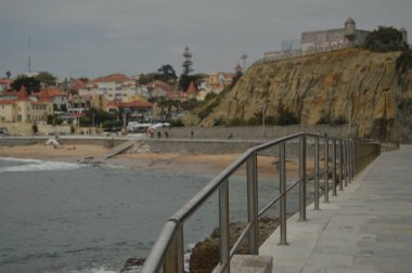 15 Nisan 2014. Estoril, Cascais, Sintra, Lizbon, Portekiz. Estoril sahilinde bazı Banisters Sonunda Defocused Plaj Wonderful Shot. Seyahat, Doğa, Manzara.
