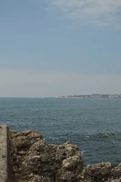 2014 埃索里尔 卡斯卡伊斯 辛特拉 里斯本 葡萄牙 岩石从哪里来思考大西洋在埃托里尔海岸 — 图库照片
