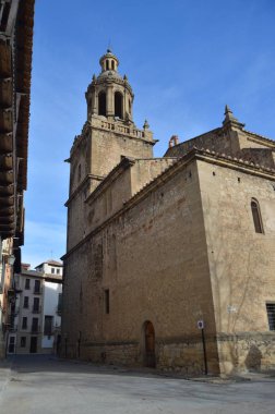 27 Aralık 2013. Rubielos De Mora, Teruel, Aragon, İspanya Güneş Meydanı'nda Santa Maria Maggiore Excolegiata Güzel Cephe. Seyahat, Doğa, Manzara, Tatil, Mimarlık.