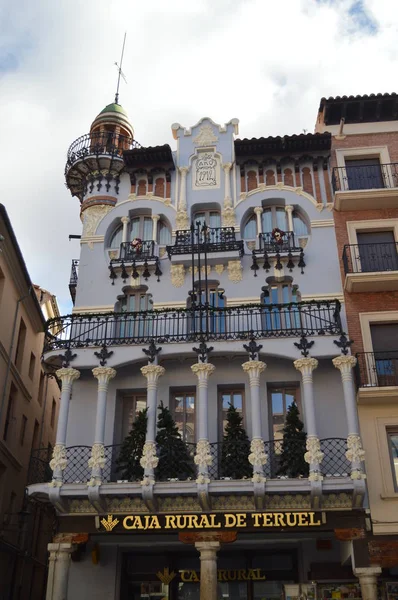 2013 尼斯白色穆德贾尔风格的建筑在托里科广场圣诞礼服在特鲁埃尔 特鲁埃尔 阿拉贡 西班牙 — 图库照片