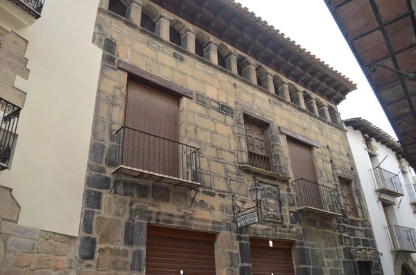 27 Aralık 2013. Rubielos De Mora, Teruel, Aragon, İspanya'da Pitoresk Bir Binanın Pretty Facade. Seyahat, Doğa, Manzara, Tatil, Mimarlık.