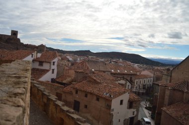 27 Aralık 2013. Mora De Rubielos. Teruel, Aragon, İspanya. Fırtına bulutları ile ortaçağ köyünün panoramik görünümü. Tarih, Seyahat, Doğa, Manzara, Tatil, Mimarlık.
