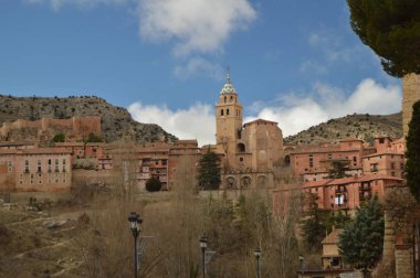 28 Aralık 2013. Albarracin, Teruel, Aragon, İspanya. Kurtarıcı Katedrali'ne sahip Villa'nın manzarası ve Dağ daki Asma Evleri. Tarih, Seyahat, Doğa, Manzara, Tatil, Mimarlık.