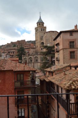 28 Aralık 2013. Albarracin, Teruel, Aragon, İspanya. Albarracin Meydanı'ndan Görülen El Salvador Katedrali. Tarih, Seyahat, Doğa, Manzara, Tatil, Mimarlık.