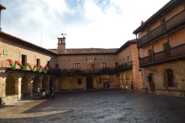 28 Aralık 2013. Albarracin, Teruel, Aragon, İspanya. Güzel Albarracin Meydanı ile Ortaçağ Villa. Tarih, Seyahat, Doğa, Manzara, Tatil, Mimarlık.