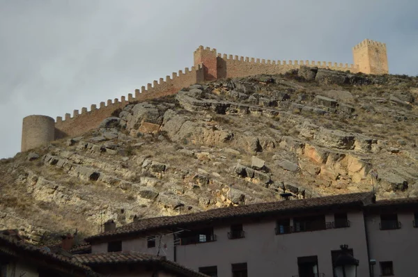 2013年12月28日アルバラシン テルエル アラゴン スペイン下から見た美しいアルカサル城のある中世のヴィラアルバラシン アーキテクチャ — ストック写真